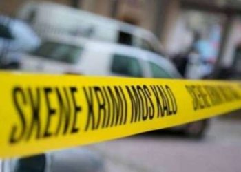 FOTO/ Shpërthim eksplozivi te dera e lokalit tek Komuna e Parisit, nuk ka të lënduar