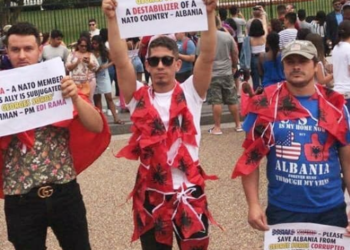 Fotot e protestës me dhjetë veta/ Ilir Meta nuk i ndahet George Soros dhe vizave amerikane