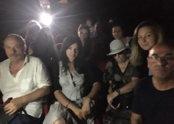 VIDEO/ Godinës së Teatrit Kombëtar i ndërpritet energjia elektrike, aktivistët shtyhen me policinë