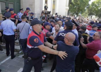 Rama-Basha, kullat dhe artistët në mes