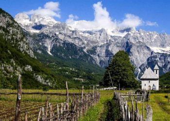FOTOT: Thethi mbetet destinacion i pëlqyer në çdo stinë të vitit