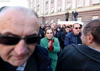 FOTO/ Bëri thirrje për mbrojtjen e teatrit, komentuesit  i sulen Vasilit: Shisje ilaçe kontrabandë bashkë me Metën