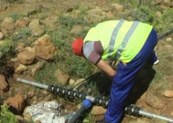 Pranga dy personave në Durrës, vidhnin ujë në tubacionin e ujësjellësit dhe e shisnin me lekë