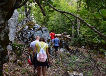 Çifti italian me 2 fëmijët humbin rrugën natën në Mallakastër, ndihmohen nga banorët