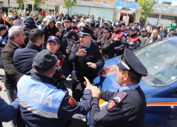 Sulmuan me gurë Ambulancën dhe Policinë, arrestohen babë e bir tek “Astiri”