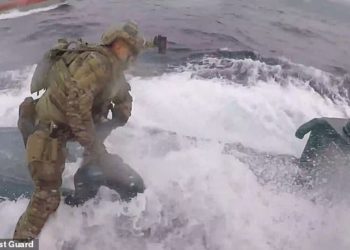 VIDEO ku marinsat e SHBA hidhen nga anija mbi nëndetësen e mbushur me kokainë në Paqësor, reagon Trump