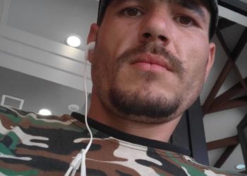 Masakroi të atin me sëpatë, 30-vjeçari me celular me vete tek 313, në pranga 5 policët