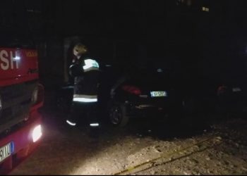 VIDEO/ I shkrumbojnë natën makinën “Benz” para banesës, ja dyshimet e para