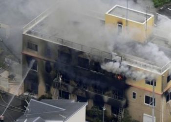 VIDEO/ ‘Digjuni, bëhuni hi’, I vë flakën vetes në studion e filmave vizatimorë, 23 të vdekur