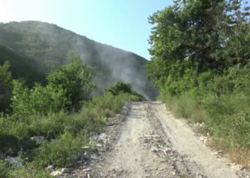 Mbeturinat prej dy ditësh në flakë, ankohen qindra familje të Poliçanit