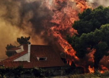 Greqia në alarm nga zjarret, evakuohet një fshat