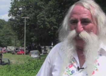 Njihuni me mbretin e mustaqeve, pensionisti fiton festivalin