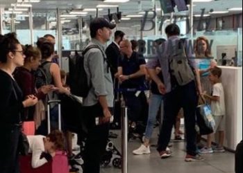 Veliaj me biletë në dorë duke pritur radhën në Aeroportin e Romës