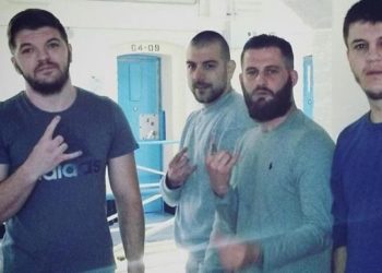 Të burgosurit shqiptarë në Britani ironizojnë autoritetet, postojnë foto duke qeshur nga qelia