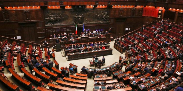 Newly appointed Italian Prime Minister Paolo Gentiloni and his ministers sit before a confidence vote at the parliament in Rome, Italy, December 13, 2016. REUTERS/Alessandro Bianchi - RTX2USCM