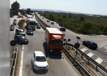 Aksidenti i tre makinave solli 6 km radhë në Lushnje, trafik edhe në Vlorë