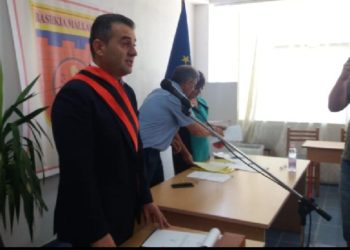 Betohet kryebashkiaku i ri i Mallakastrës, Kapllanaj lë zyrën i ‘zemëruar’: I zgjedhuri i PS-së do t’i ketë ditët e shkurtra