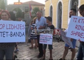 “T’i kthejmë rinisë shpresën”, militantë të PD-së protestojnë në Shkodër kundër Valdrin Pjetrit
