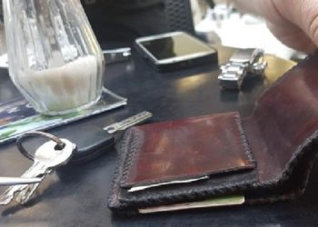 Dy motra gjejnë portofolin e mbushur me para në Sarandë, ia kthejnë pushuesit