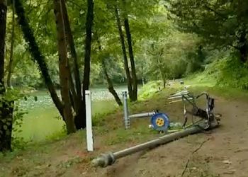 Kufiri mes Sllovenisë dhe Kroacisë ndahet me gardh metalik dhe tela me gjemba