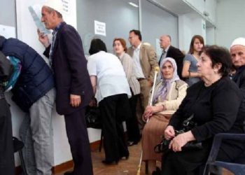 E moshuara e rritur jetime gjen drejtësi, merr paratë e pensionit të 9 viteve