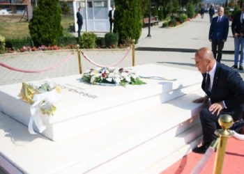 Haradinaj gjunjëzohet para varrit të Ibrahim Rugovës: Vlerë e patjetërsueshme, na mësoi se sovraniteti është i padiskutueshëm