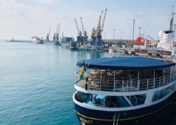 Anija “Monet” ankorohet në Portin e Durrësit, turistët interesohen për historinë e ‘Dyrrahut’
