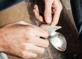 Pranga dy të rinjve në Gramash, policia u gjen heroinë dhe fara kanabisi