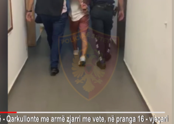 VIDEO/ I ikën policisë me vrap, 16-vjeçari kapet me armë në brez