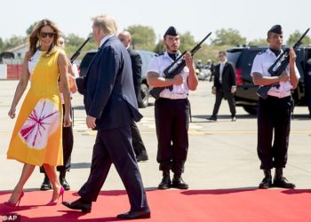 Zonja e parë e SHBA-ve magjeps ushtarët francezë, të rinjtë nuk ia ndajnë sytë