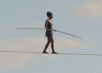 Artistja francez sfidon veten, kalon lumin mbi një litar, përshkon 350 metra