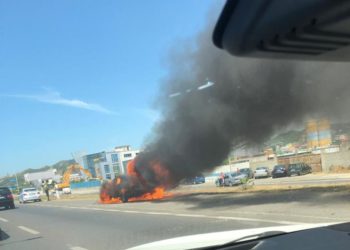 Shkrumbohet makina në mes të autostradës, mori flakë në ecje