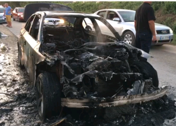 Dy makina marrin zjarr në ecje, ekspertët tregojnë shkaqet dhe rreziqet