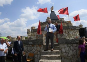 Haradinaj homazhe tek lapidari i komandant “Rokit”: Forcimi i Kosovës është dobi e të gjithëve