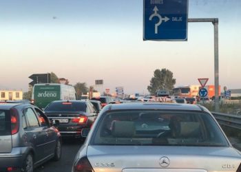 Trafik në Durrës, radhë kilometrike e automjeteve (foto)