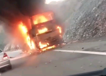 Shkrumbohet nga flakët një autobus në Rrugën e Kombit (video)