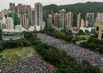 Mbi 100 mijë njerëz në sheshet e Hong Kong-ut, protestat masive nuk ndalen