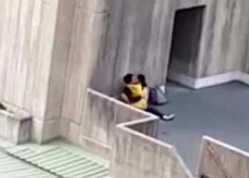 Foto/ Studentët bëjnë seks në mes të ditës prapa godinës së universitetit australian