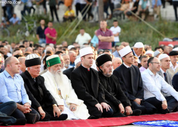 Kurban Bajrami/Mijëra besimtarë myslimanë e festojnë sot (fotot)