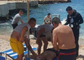 Polumbarët i shpëtojnë jetën një pushuesi në Jalë, dallgët gati e mbytën