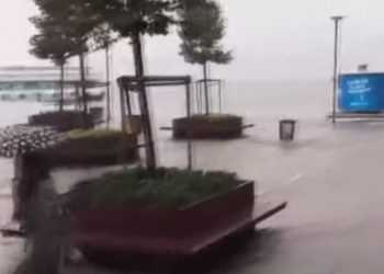 Stambolli nën ujë, humb jetën një person, moti i keq në të gjithë Turqinë (video)