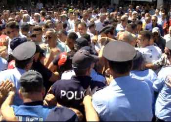 Konstituimi i Këshillit Bashkiak, militantët e PD në Shkodër përplasen me policinë
