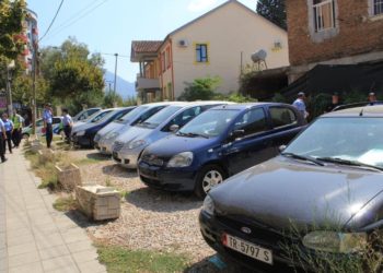 Hapësira ishte zaptuar nga shitësit e makinave, tani i kthehet qytetarëve si kënd çlodhës