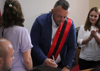 Konstituohet këshilli bashkiak Mat, betohet kryetari Agron Malaj