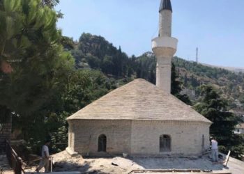 Rama uron Kurban Bajramin me një foto të xhamisë në Gjirokastër
