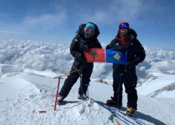 Pa mbushur 18-vjeçe ngjitet me të atin në 7 majat e kontinenteve, shqiptarja thyen rekordin