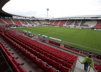 Video/ E tmerrshme, era e fortë shemb tribunën në stadiumin e AZ Alkmarit!