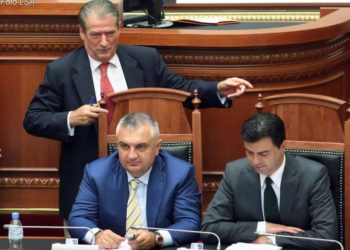 Zyrtarët e PD+LSI shpenzuan paratë publike për luks, nga helikopteri VIP 5 mln euro i Berishës te faturat 500 mln të Metës