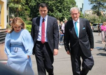 “Gati t’i vënë flakën Shqipërisë për karrigen dhe byth*n e tyre, ngrohje të mbarë në diell”