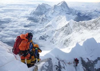Pas sezonit vdekjeprurës, ndryshohen rregullat për ngjitjen në malin Everest